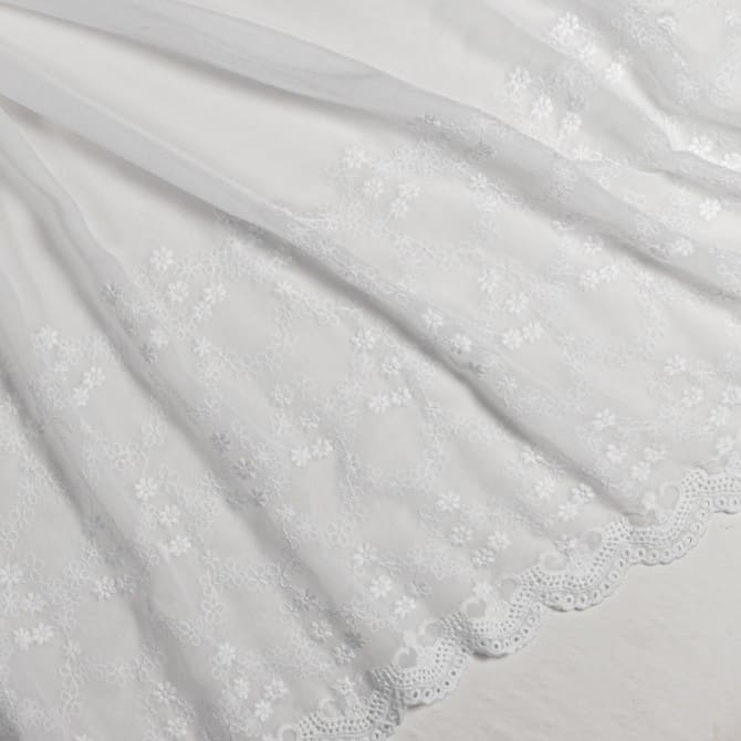Muselina Bordada cenrecort orillos blanca